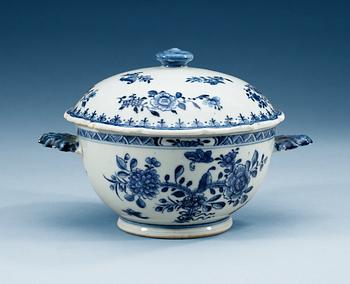 1701. A blue and white equelle with cover, Qing dynasty, Qianlong (1736-95).