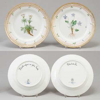 A set of five porcelaine Royal Copenhagen "Flora Danica" plates model #3550.