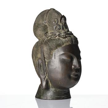 A large Chinese bronze head of Guanyin, late Qing dynasty, 19th century/around 1900.