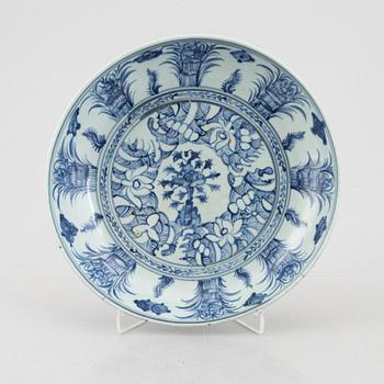 A large blue and white porcelain dish, China, Ming dynasty (1368-1644).