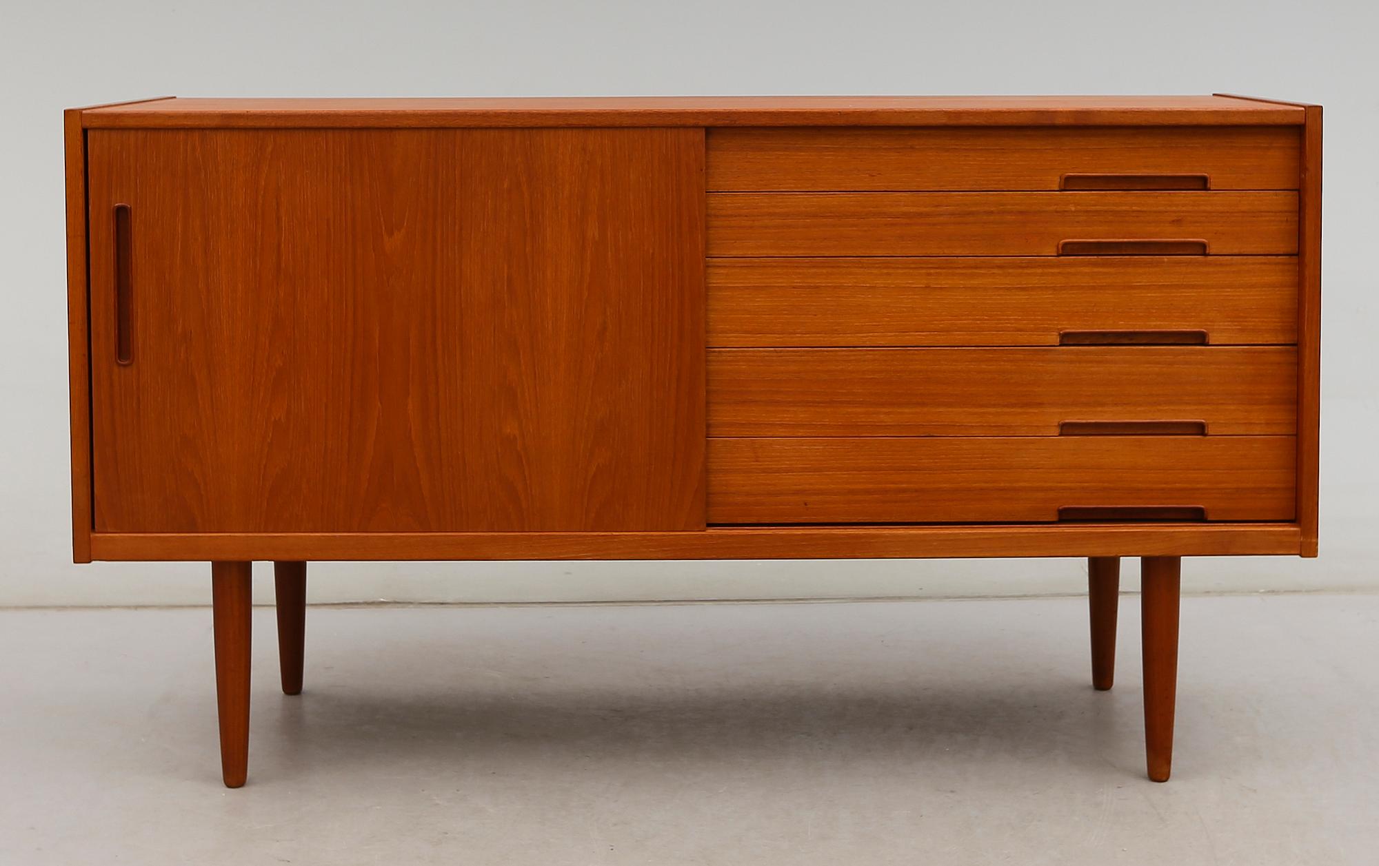 SIDEBOARD, "Lyon", Nils Jonsson, Troeds, 1900-talets andra hälft.