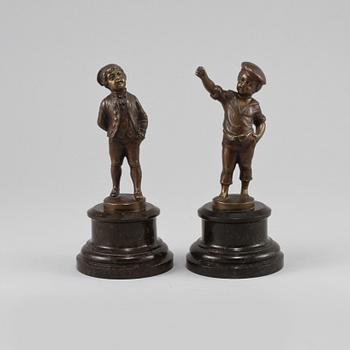 SKULPTURER, 2 st, brons, omkring sekelskiftet 1900.