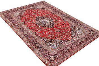 A Kashan carpet, c. 302 x 200 cm.