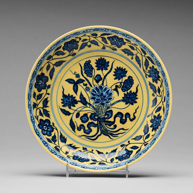 A yellow glazed blue and white dish, Republic with Qianlongs six character mark.