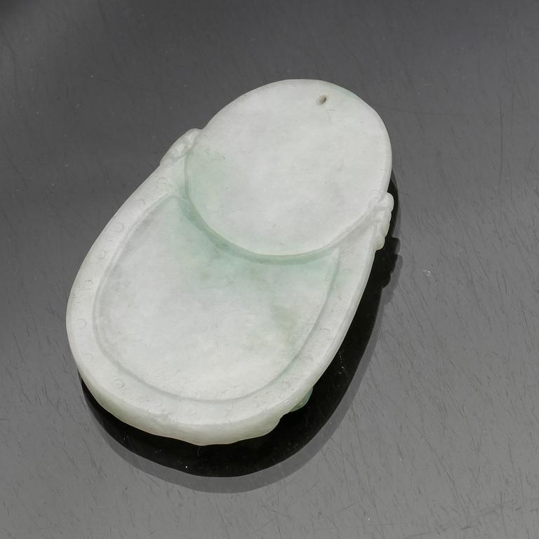 HÄNGSMYCKE, nefrit, Kina, modern tillverkning.