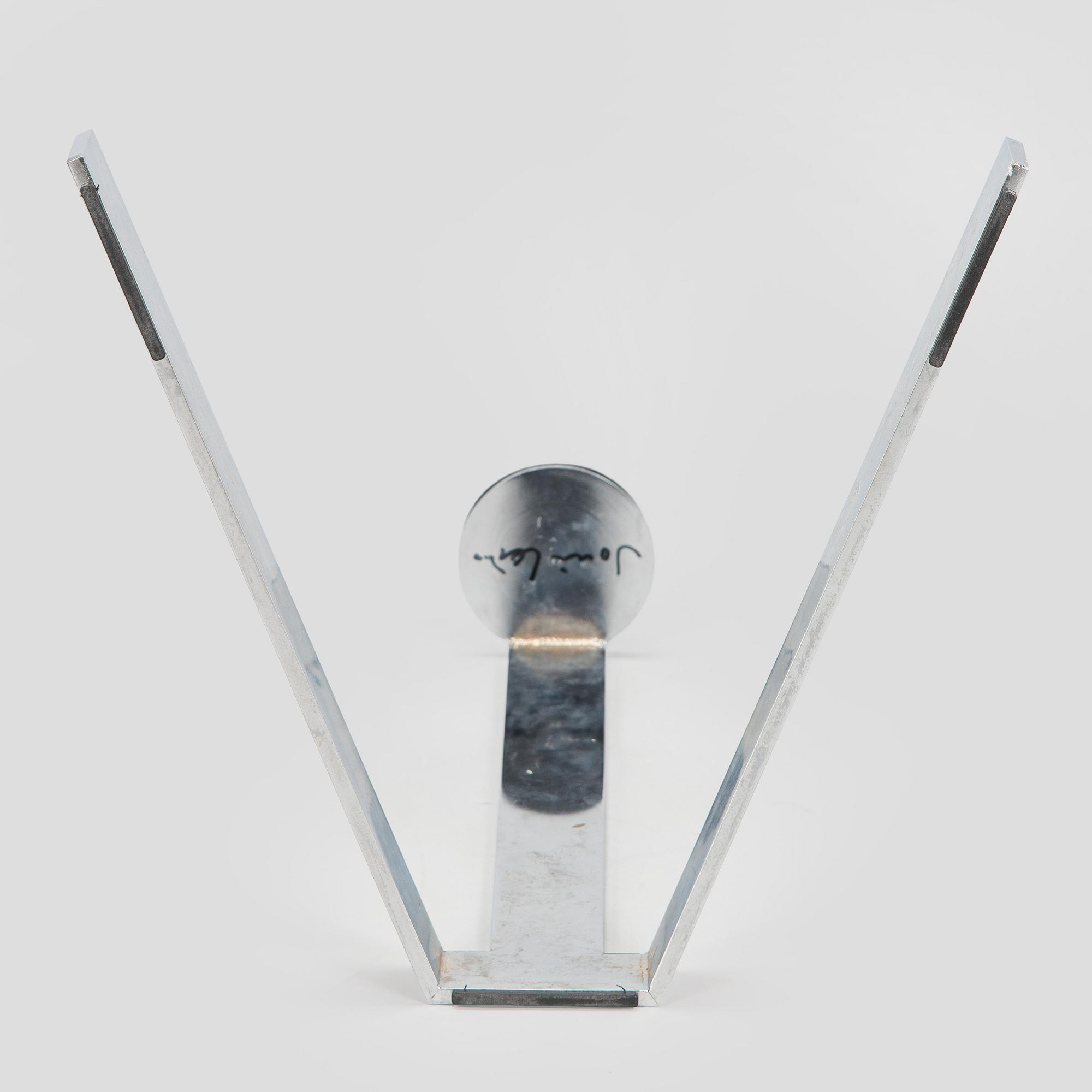 Jouni Leino, Tarjotinpöydän jalusta ,"Grip" Jouni Leino Design Studio 2009.