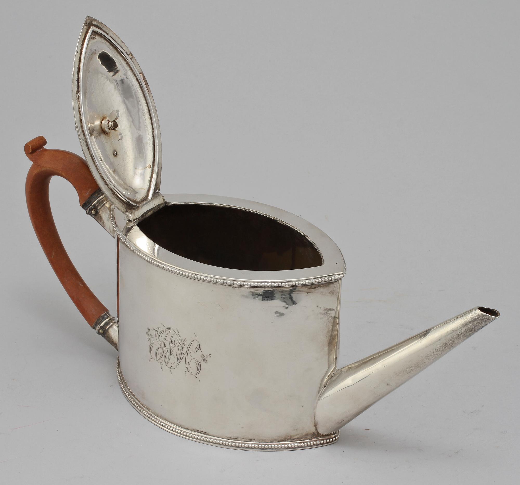 TEKANNA, silver, London, England sekelskiftet 1700/1800. Vikt 440 g.