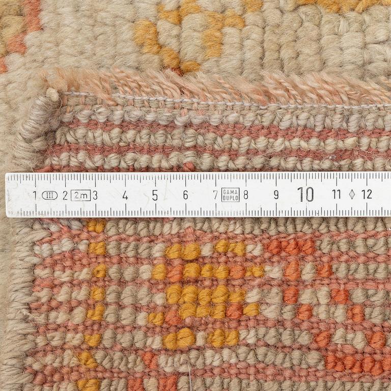 An antique Ushak carpet, c. 335 x 259 cm.