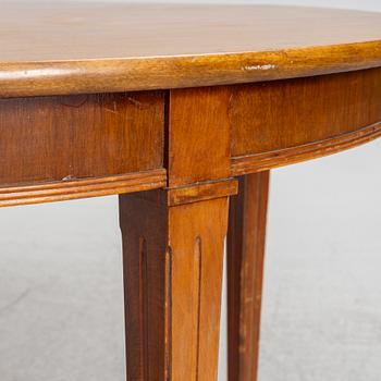 Dining table, Gustavian style, first half of the 20th century.