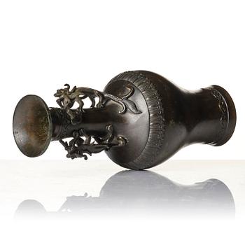 An elegant bronze vase, late Ming dynasty/early Qing dynasty with a Xuande mark.