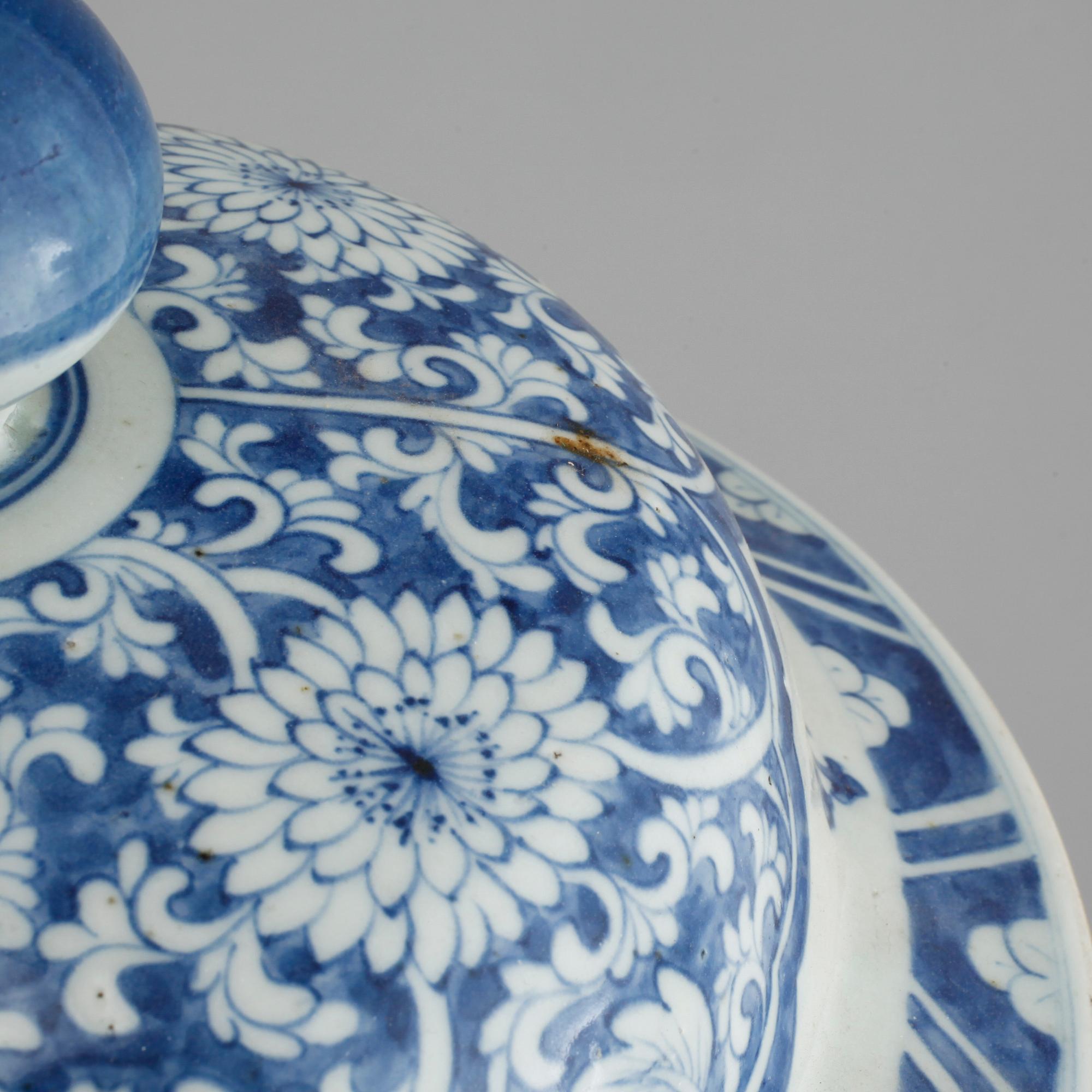 A large blue and white floor vase, lte Qing or later.