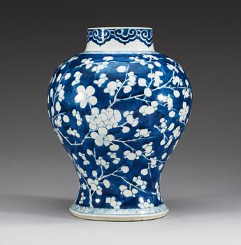 A blue and white jar, Qing dyansty, Kangxi (1662-1722).