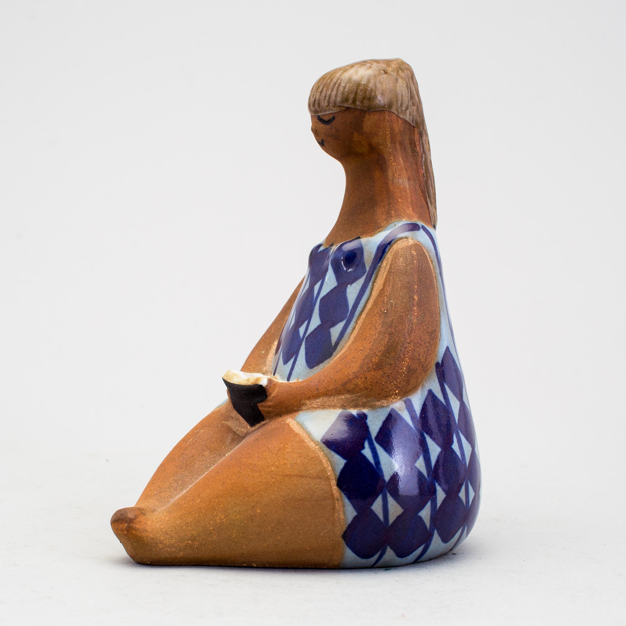 LISA LARSON, figurin, stengods, "Amalia" samt "Gunnar Sträng" sparbössa. Gustavsberg.