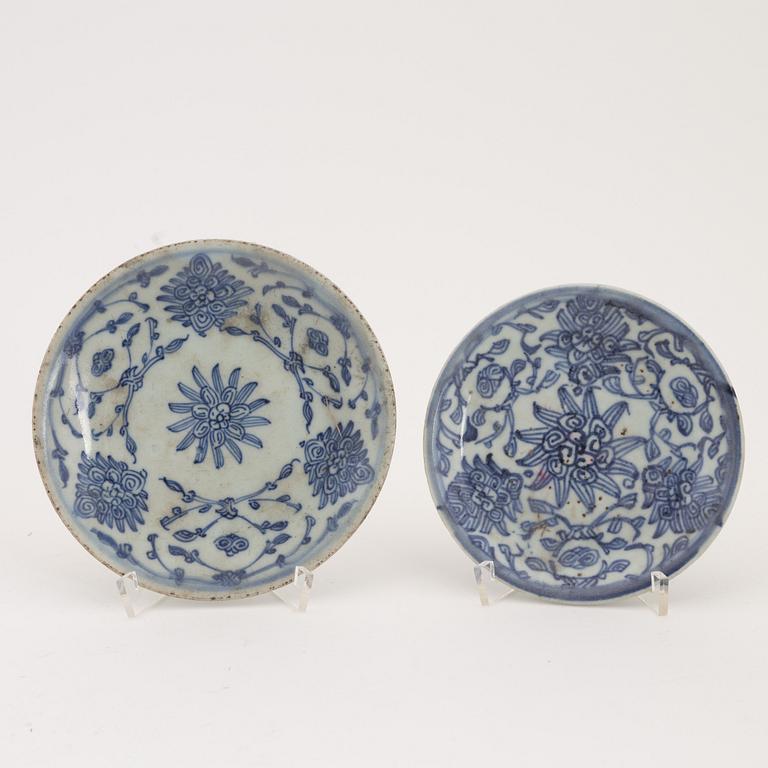 A set of 12 similar Chinese blue and white porcelain small dishes, late Qing dynasty, second half of the 19th Century.