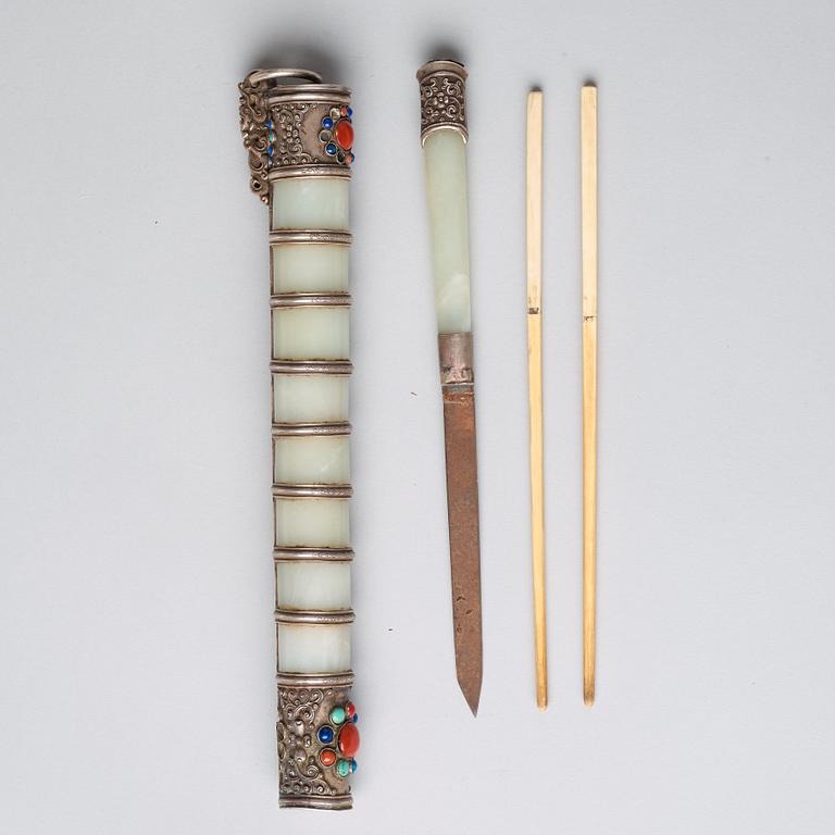 BESTICK, försilvrad koppar med inläggningar. Tibet, 1800-tal. Nefriten med signatur.