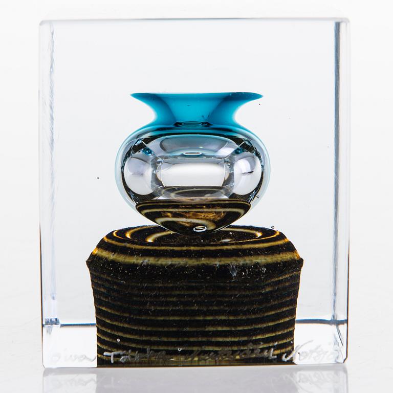 OIVA TOIKKA, an annual cube, signed Oiva Toikka, Nuutajärvi Notsjö.