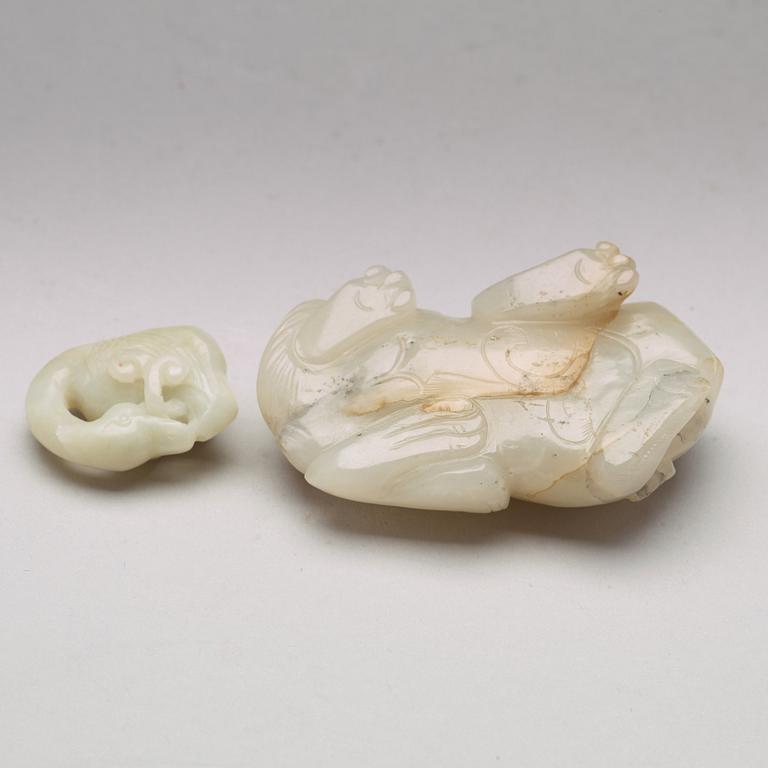 FIGURINER, två stycken, nefrit. Troligen sen Qing dynasti (1644-1912).