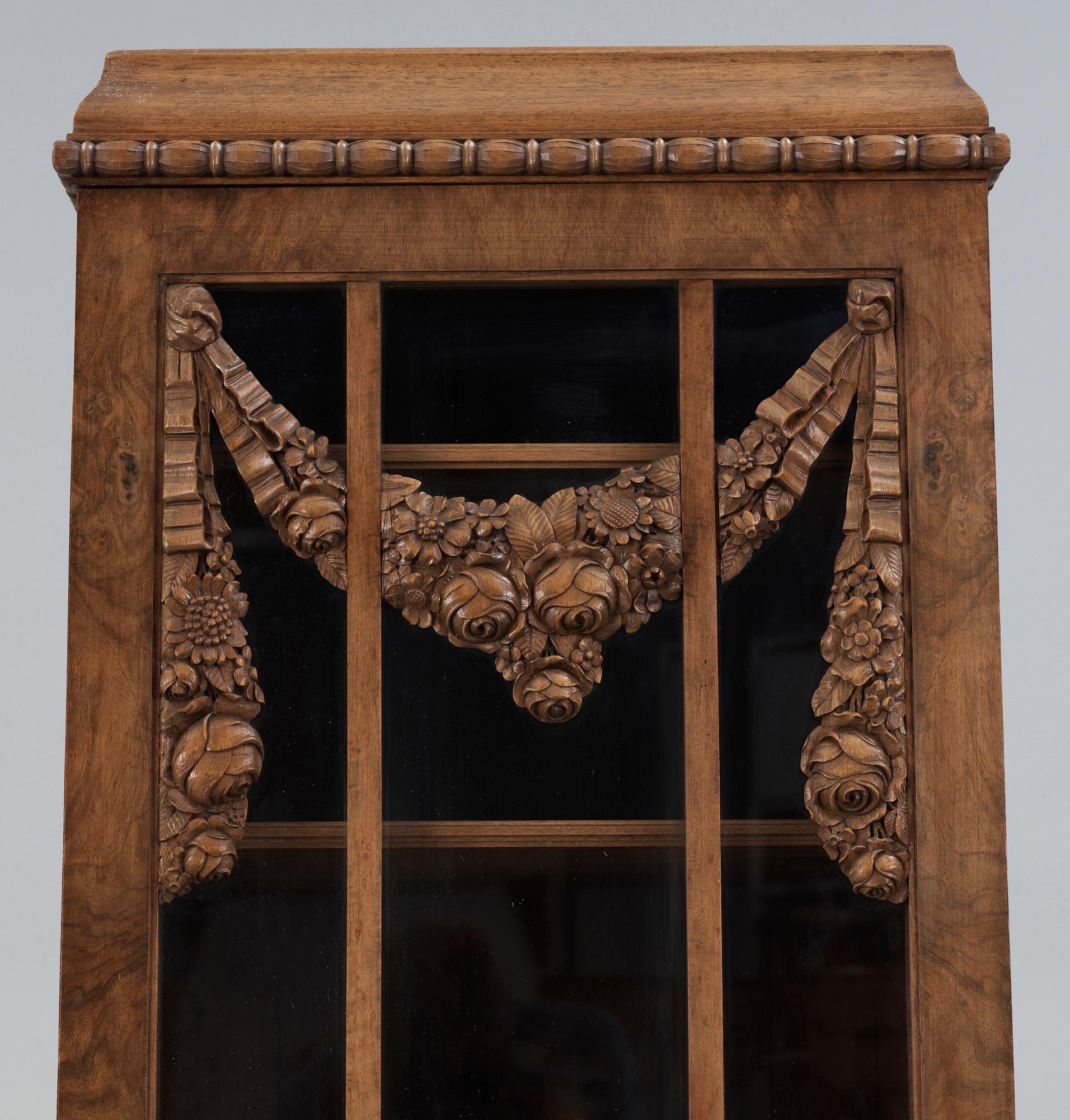 VITRINSKÅP, Louis XV-stil, sent 1800-tal.