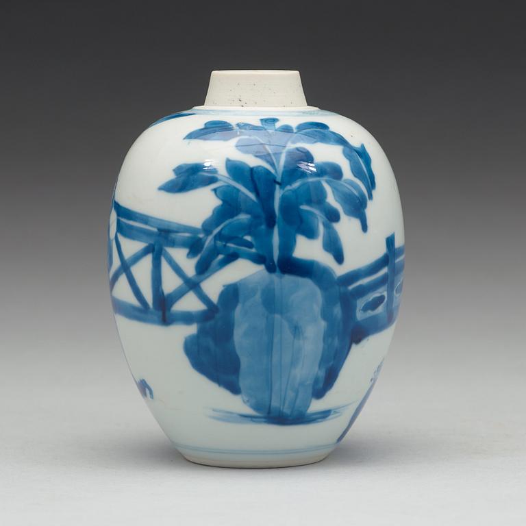 A blue and white tea caddy, Qing dynasty, Kangxi (1662-1722).