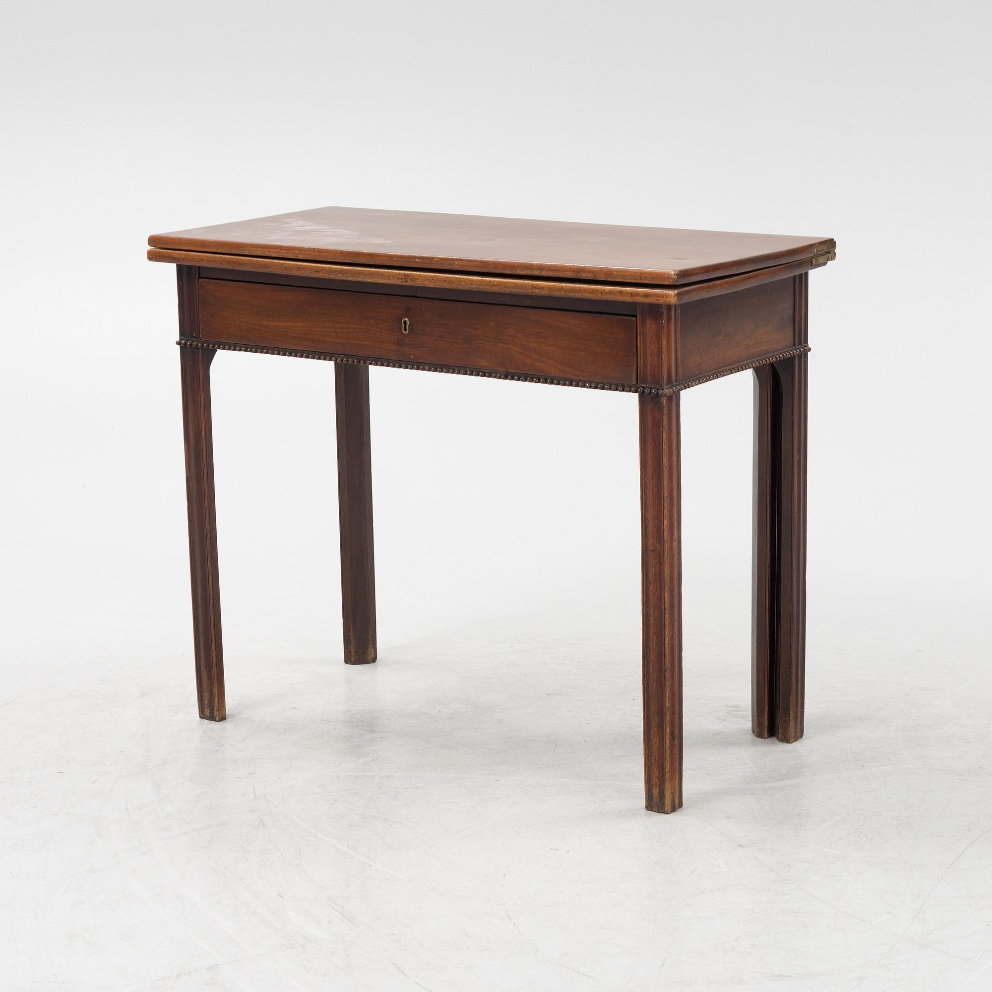 A mahogany veneer card table, late 18th century.