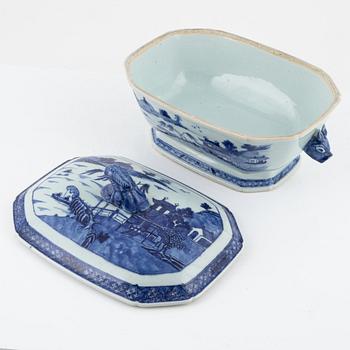 A blue and white terrine with cover and stand, Qianlong (1736-95) and two blue and white custard cups, 19th century.