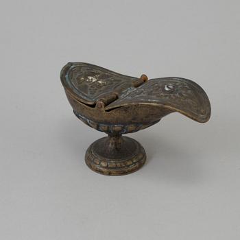 AN 18TH CENTURY BRONZE WAFER BOX.