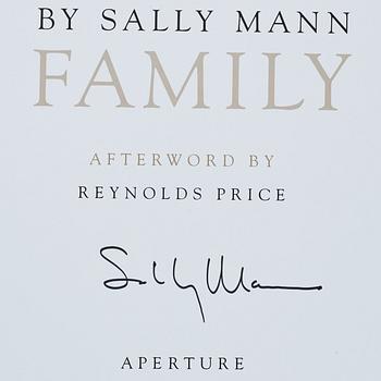 Sally Mann, bok Immediate Family signed.