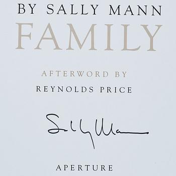 Sally Mann, bok Immediate Family signerad.