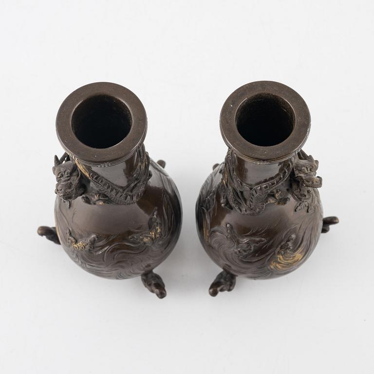 Vaser, ett par, brons, Japan, Meiji (1868-1912). Signerade.