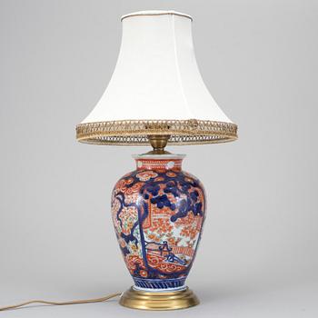 BORDSLAMPA/VAS, porslin, Japan, 1900-tal.