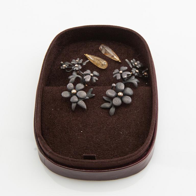Ole Lynggaard, örhängen, ett par, "Forest", oxiderad silver med rödguldsinfattningar och briljantslipade diamanter samt extra hängen.