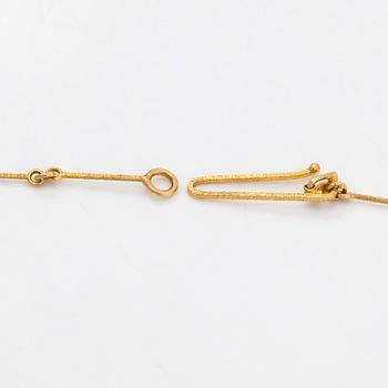 Björn Weckström, A 14K gold necklace "Pearl bridge" with a cultured pearl and a spectrolite. Lapponia 1977.