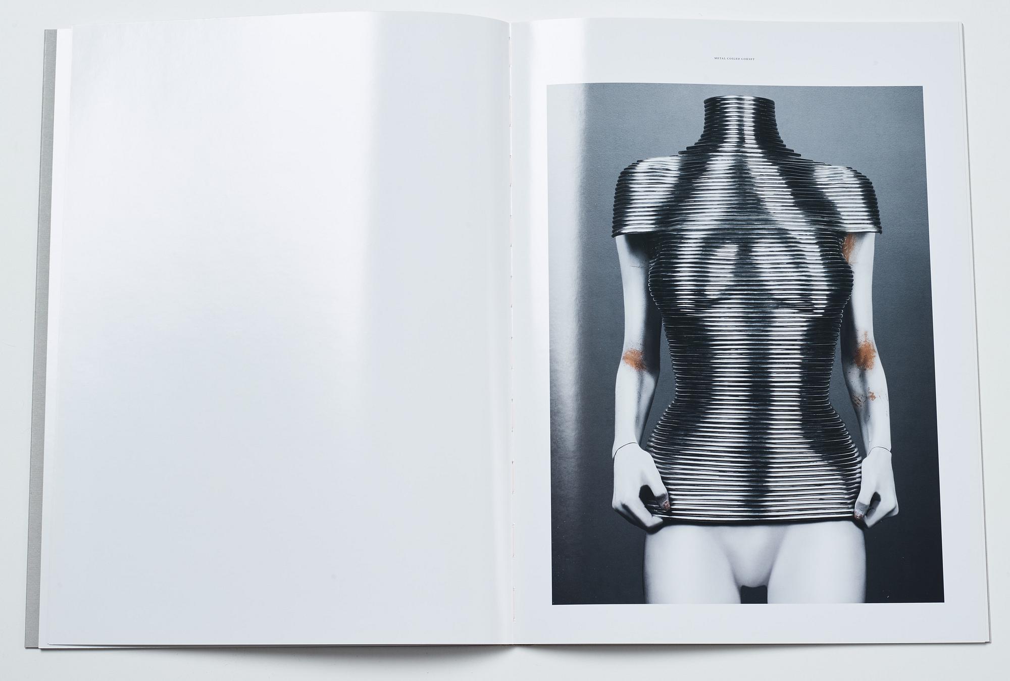 Sølve Søndsbø, bok Pictures from Savage Beauty signed.