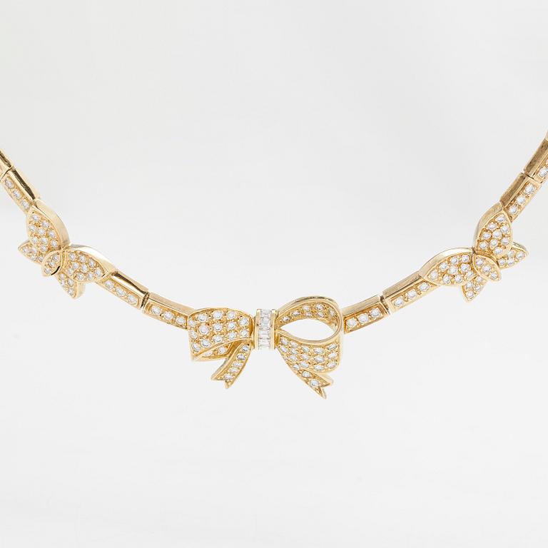 Collier, 18K guld, med briljant- och baguetteslipade diamanter totalt ca 4.44 ct.