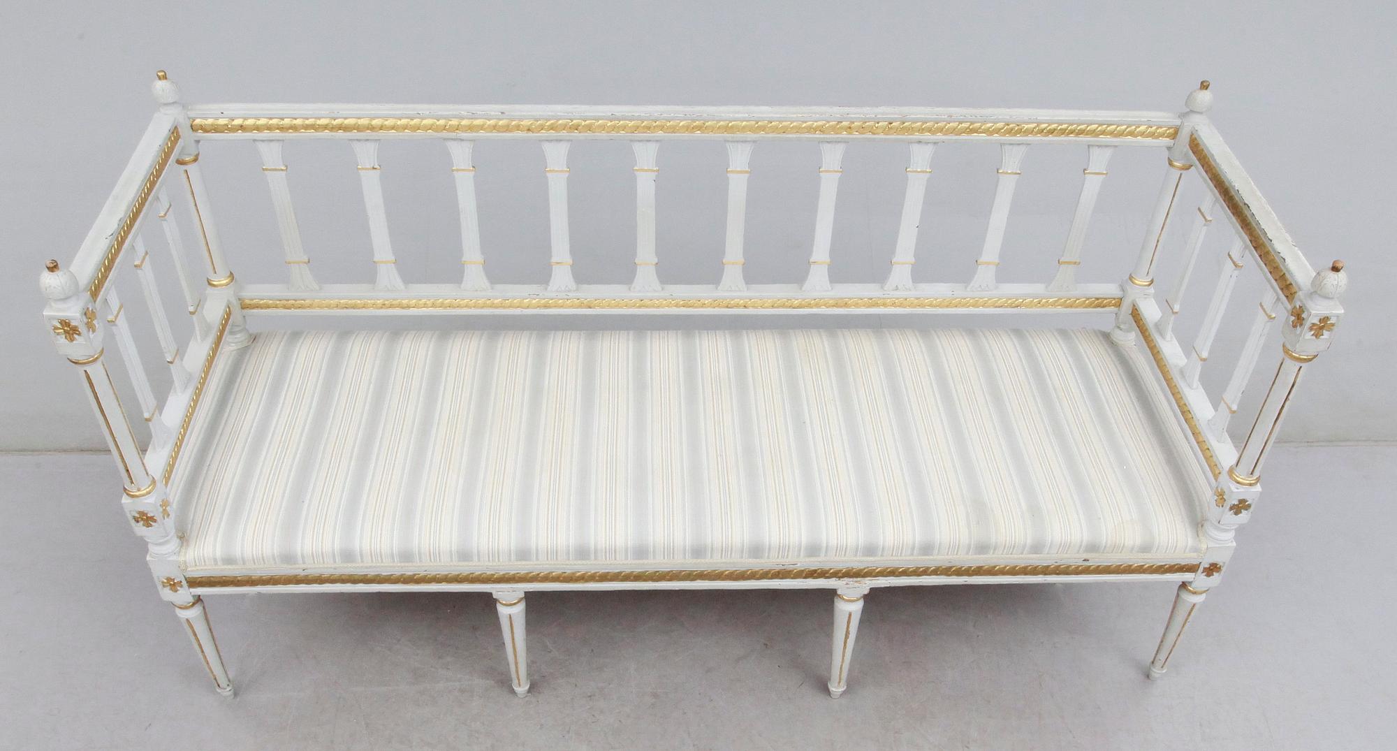 SOFFA, sengustaviansk, omkring år 1800.