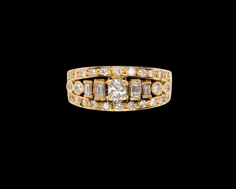 RING, oval briljant- åttkant- och baguetteslipade diamanter, tot. ca 0.85 ct.