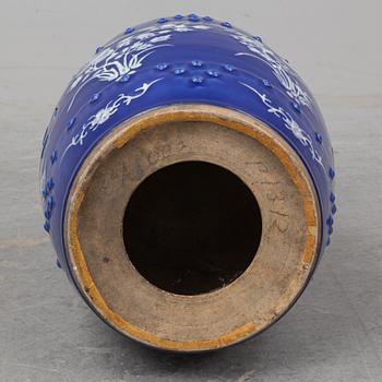 A blue and white garden seat, Qing dynasty, late 19th century.