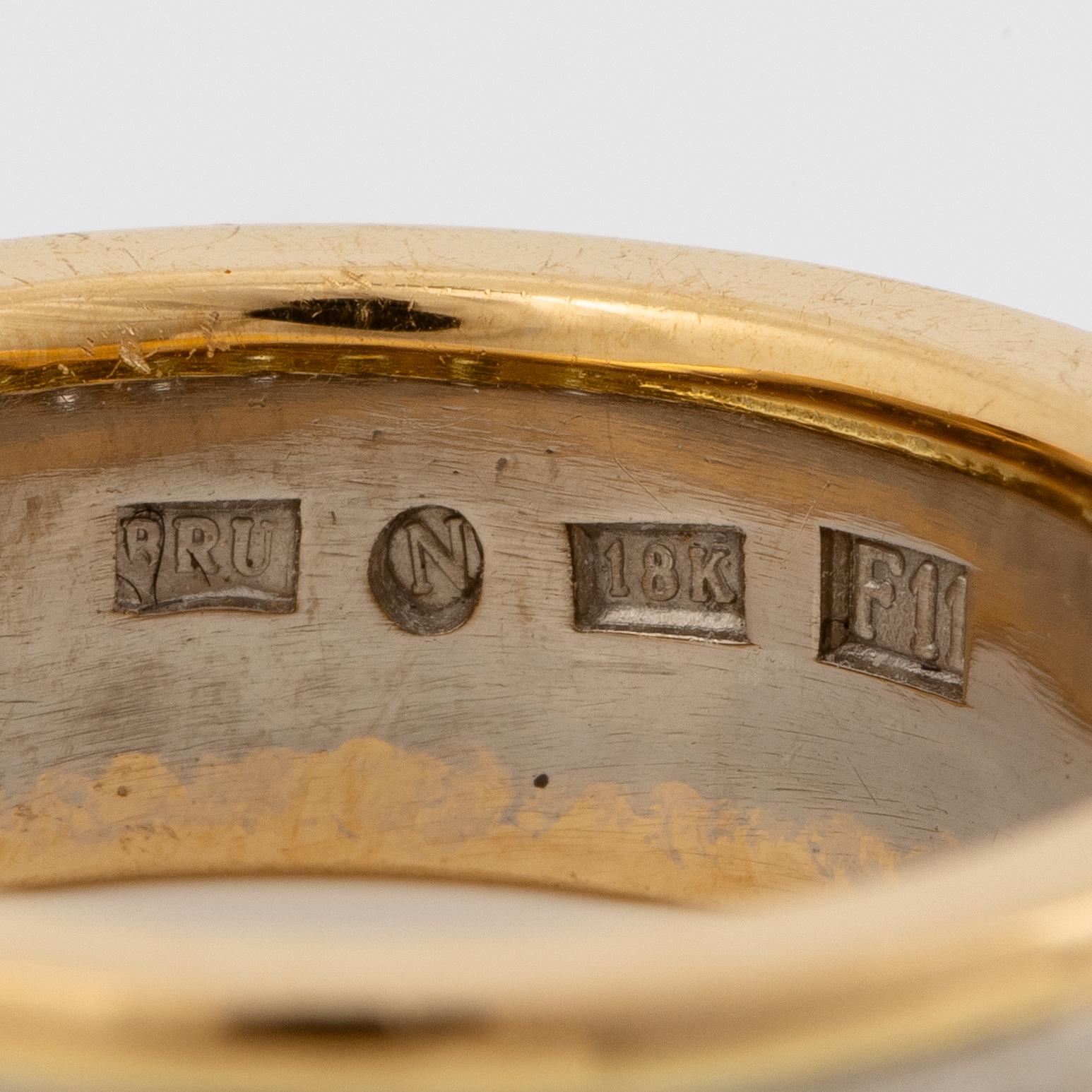 Ring 18K gold with round brilliant-cut diamonds.