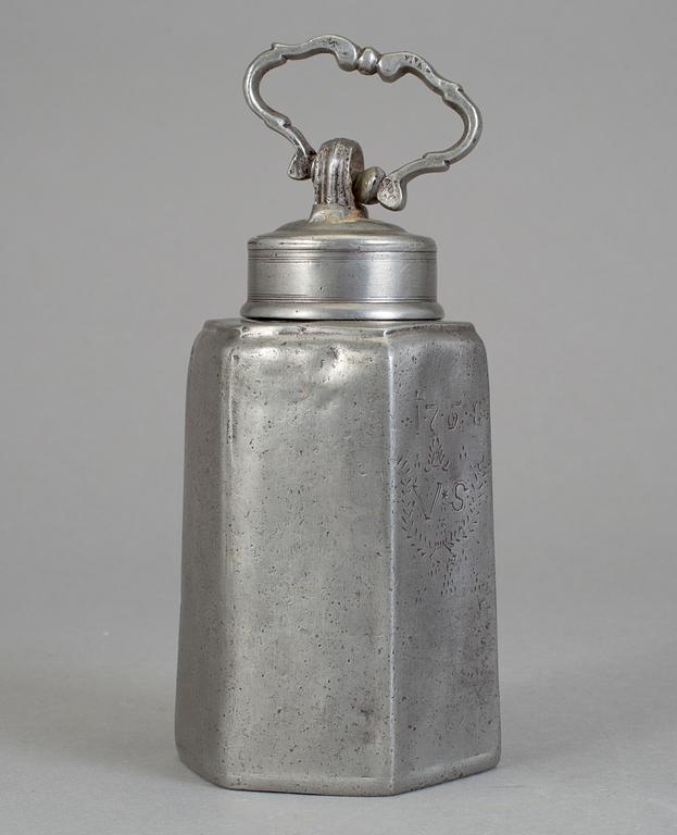 PRISMAFLASKA, tenn, daterad 1758.