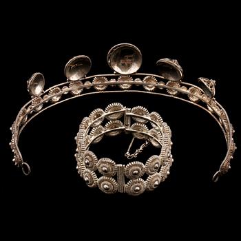 DIADEM samt ARMBAND, silver, omkring 1900-talets mitt. Vikt 65 g.