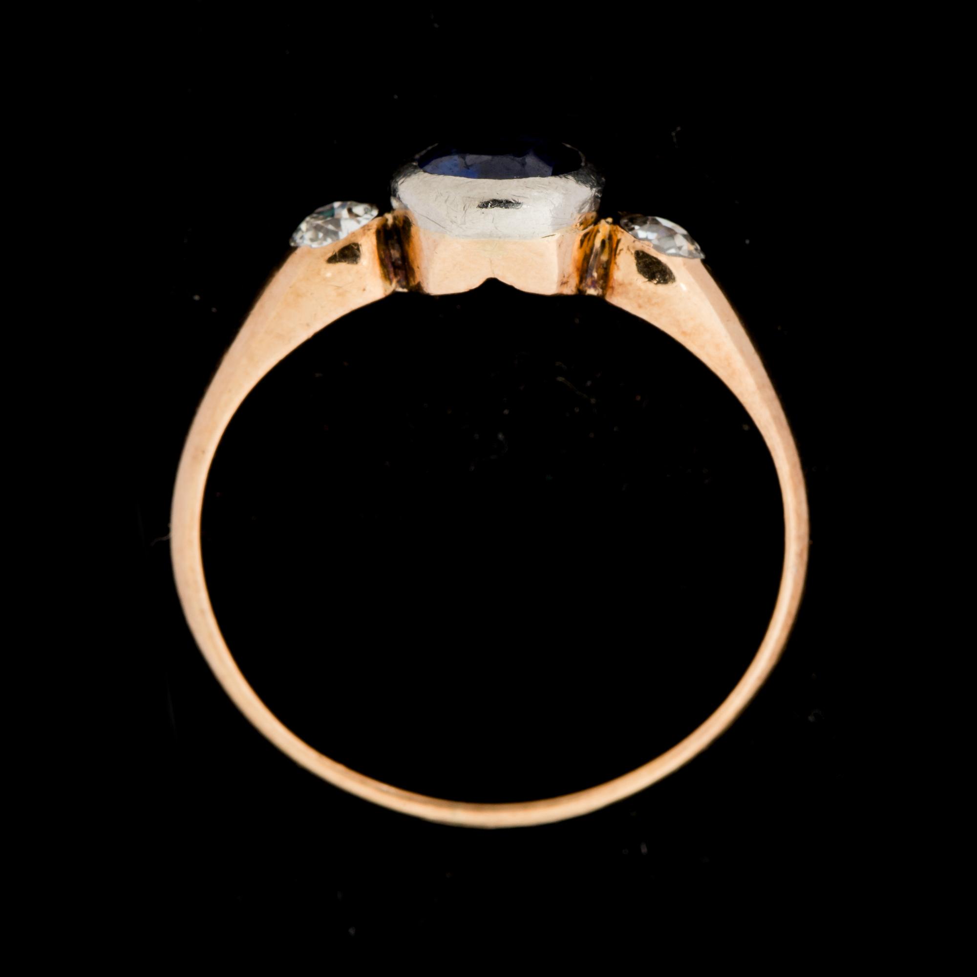RING, 14 k guld med två gammalslipade diamanter ca 0,20 ct samt safir. Vikt ca 1 g.