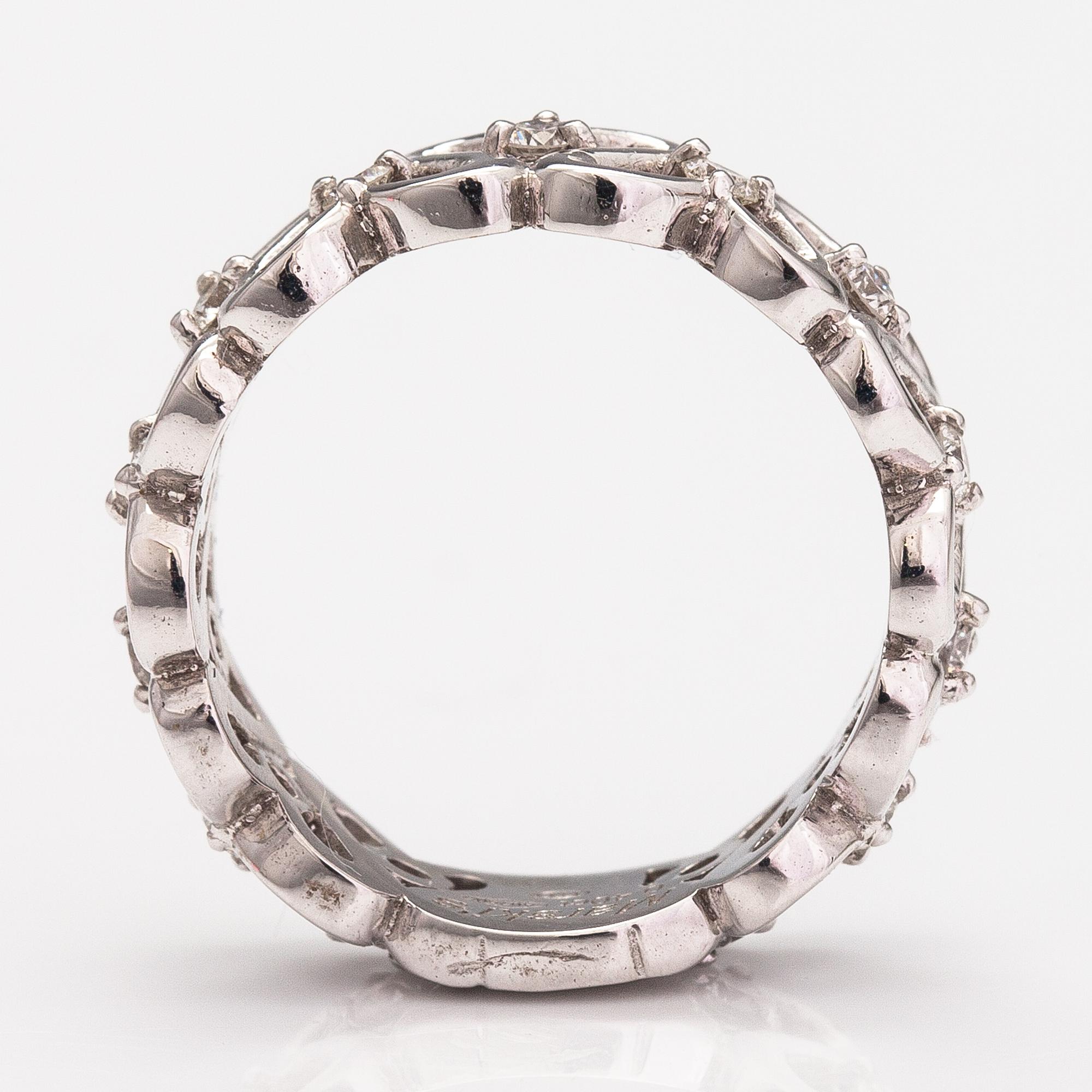 An 18K white gold ring with diamonds ca. 0.40 ct in total.