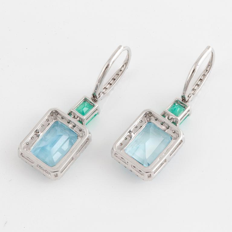 ÖRHÄNGEN, med akvamariner, smaragder och briljantslipade diamanter.