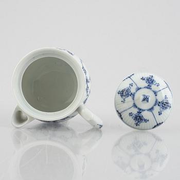 A 'Blue Fluted Plain' / 'Musselmalet' tripod creamer with cover, Royal Copenhagen, late 18th century.