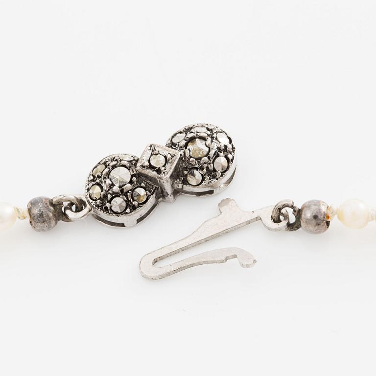 Pearl necklace, with cultured pearls, clasp in white metal with marcasites.