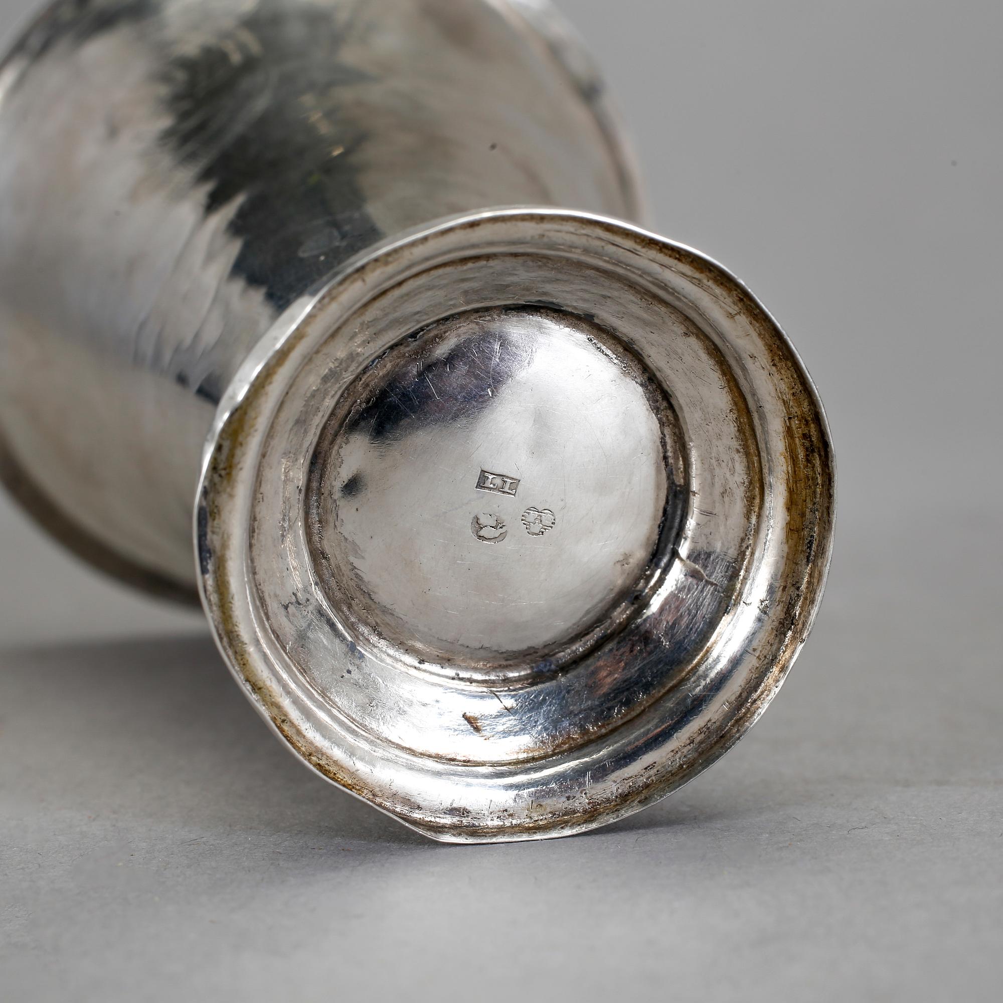 BÄGARE, silver. Troligen Lars Löfgren, Hudiksvall. Omkring 1800. Vikt ca 19,7 g.
