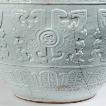Praktytterfoder, blanc de chine. Qingdynastin, 1700-tal. Med märkning 滄亭清玩 'cang ting qing wan'.
