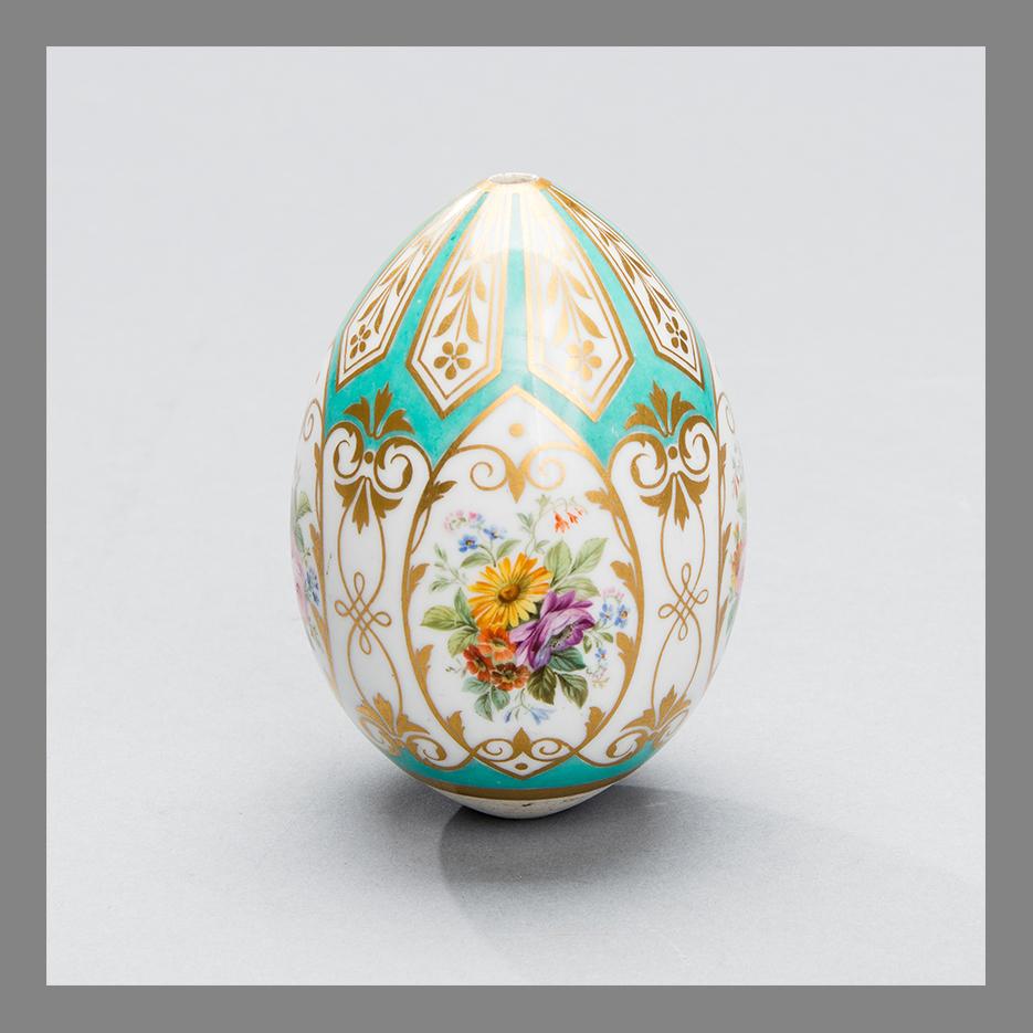 AN EASTER EGG, porcelain, Russia, late 19th century.