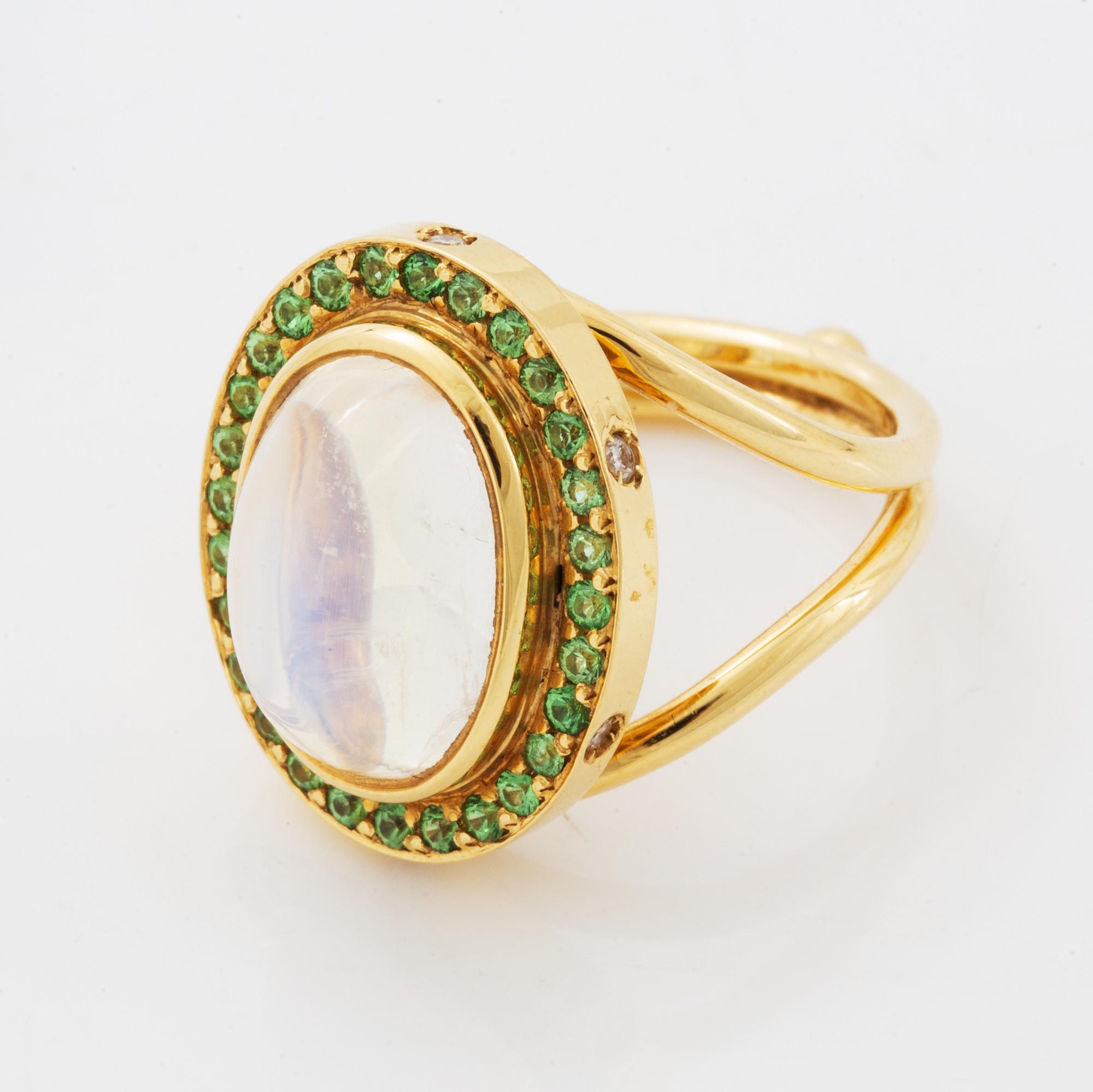 Temple St. Clair, ring, 18K gold with cabochon-cut moonstone, peridot and brilliant-cut diamond ring.