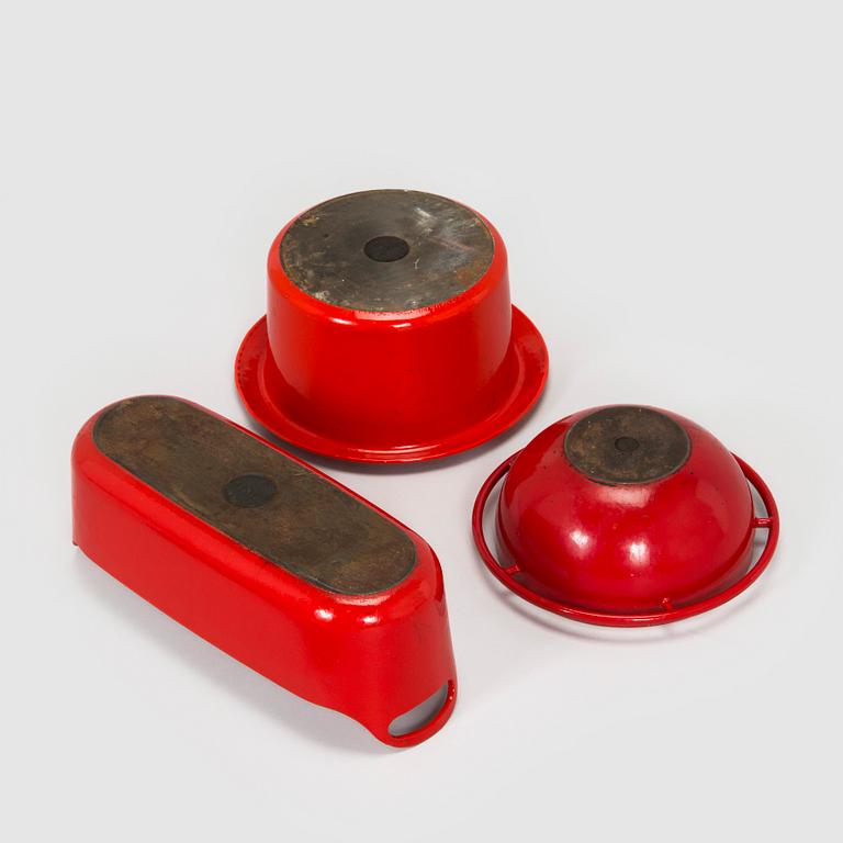 Three cast iron and red enamel casseroles by Antti Nurmesniemi and Timo Sarpaneva, Finland, 1960s/70s.